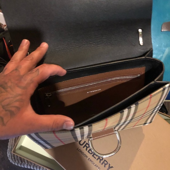 BURBERRY
Ll Md Dring Cb L26 Acgpe Crossbody - Picture 4 of 5